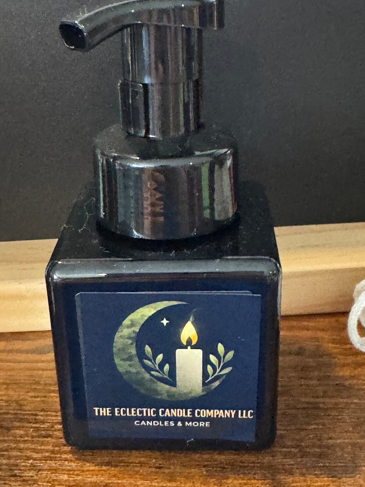 Foaming beard wash black pump bottle size large